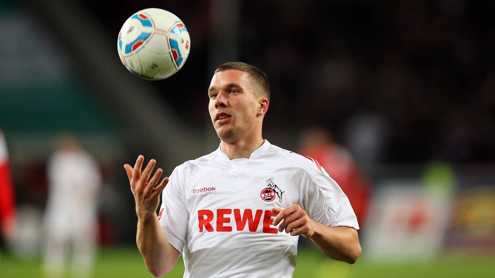 体能训练：赛季中体能保存与轮换策略解析，体能储备一般要多久